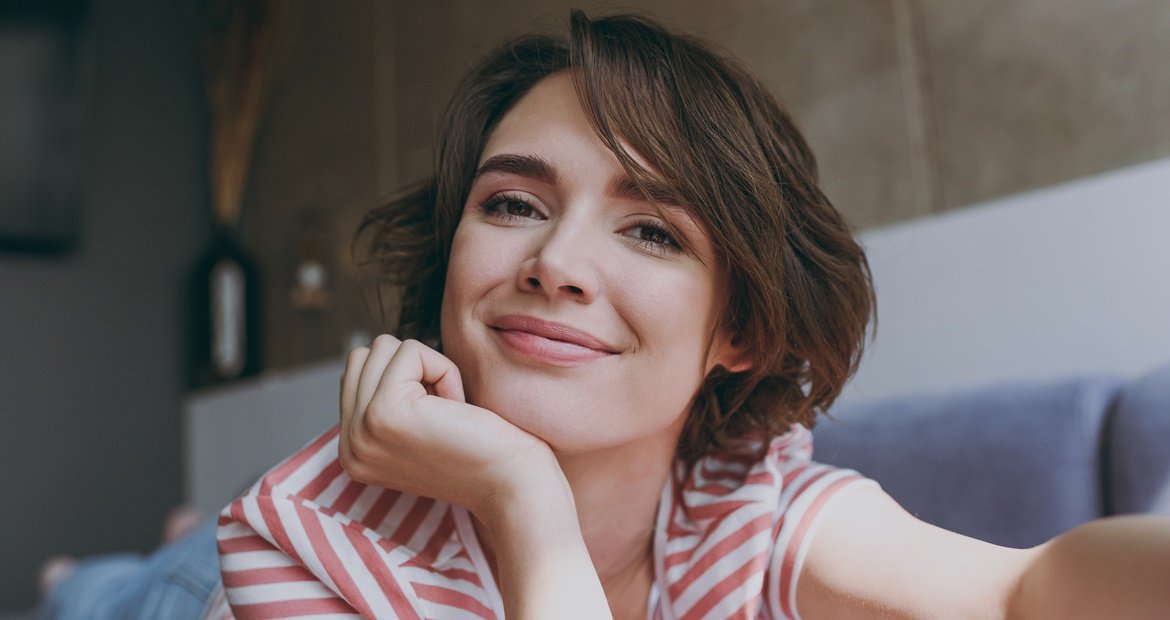 mulher branca com cabelo castanho médio com franja lateral